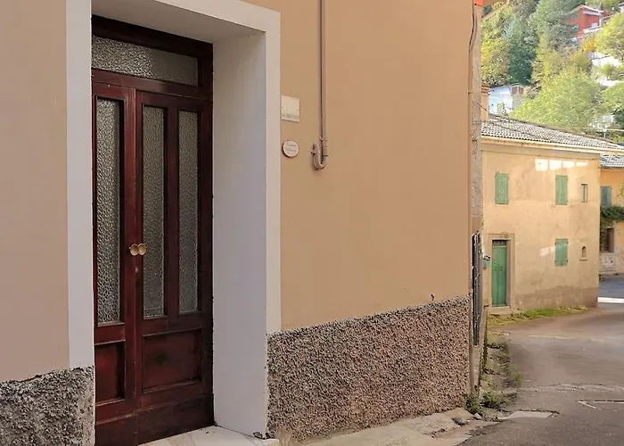 Comodo A Lizzano Con Vista Appartamento